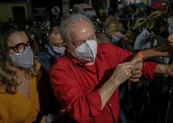 Lula lidera pesquisa e pode ganhar eleição no primeiro turno