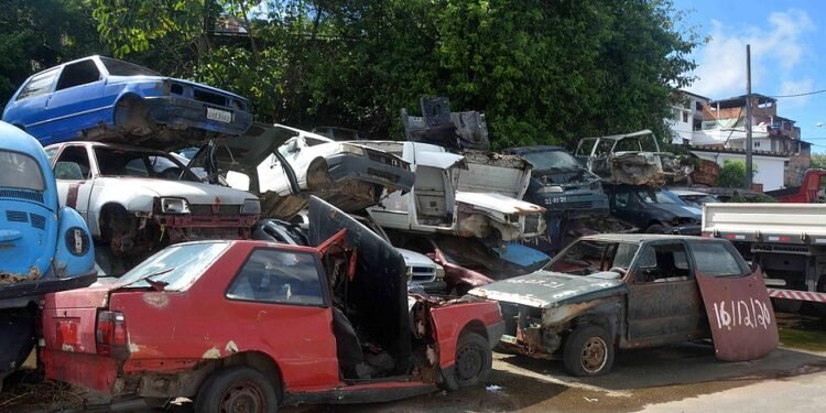 Operação removeu 845 sucatas de veículos das ruas de Salvador em 2021