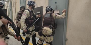 Operação em presídios da Bahia apreende 19 celulares e objetos cortantes