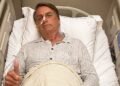 Bolsonaro posta foto no hospital e diz que passou mal após almoço de domingo