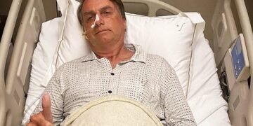 Bolsonaro posta foto no hospital e diz que passou mal após almoço de domingo
