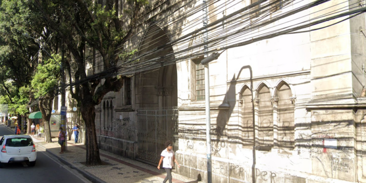 Homem invade e rouba o Convento das Mercês, na Avenida Sete