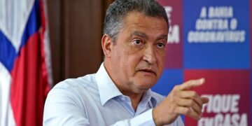 Avanço da covid: Rui anuncia que vai reduzir público de eventos