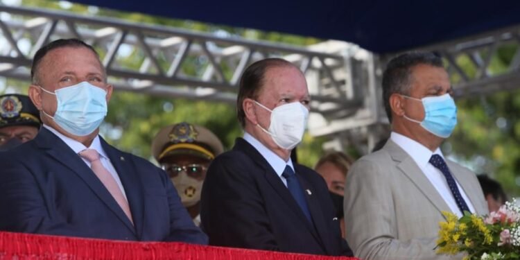 Presidente da ALBA, ao lado de Rui Costa, é agraciado com o Título de Amigo da PM, nos 197 anos da corporação