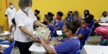 Programa Dignidade Menstrual distribui absorventes em escola no bairro de Pernambués