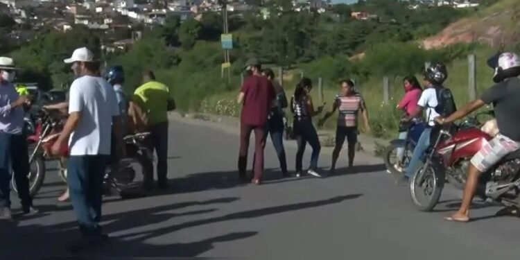 Moradores reivindicam a reconstrução de ruas após fortes chuvas