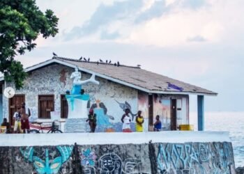 Fiéis vão ao Rio Vermelho para homenagear Iemanjá