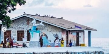 Fiéis vão ao Rio Vermelho para homenagear Iemanjá