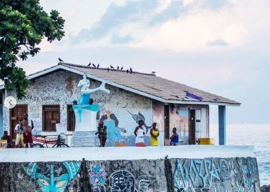 Fiéis vão ao Rio Vermelho para homenagear Iemanjá