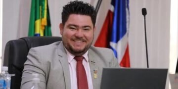 Presidente da Câmara compra alimentos em loja de cosméticos