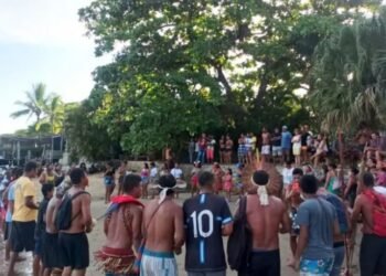 Indígenas protestam contra retirada de barracas em Caraíva
