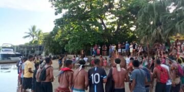 Indígenas protestam contra retirada de barracas em Caraíva