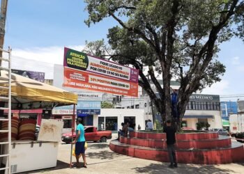 Lauro de Freitas coloca faixas nos bairros com números da covid pra alertar população