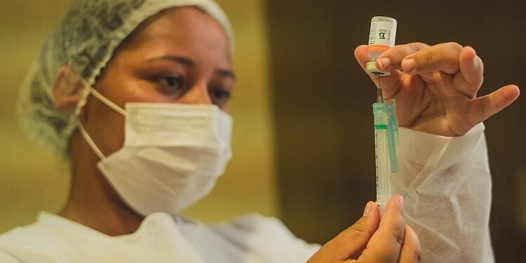 Secretaria de Saúde de Ilhéus alerta para baixa procura por 3ª dose contra covid