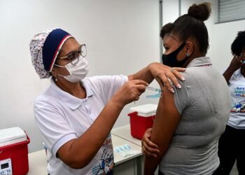 Adultos de 40 a 49 anos são maioria entre os faltosos da 3ª dose contra covid-19