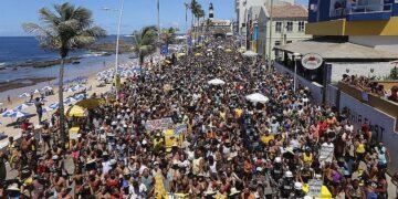 Trabalhadores do Carnaval vão receber auxílio de R$ 2,4 mil em Salvador