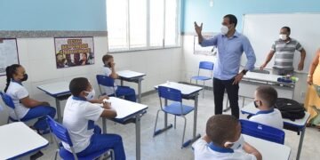 Escola demolida e reconstruída é entregue em Valéria
