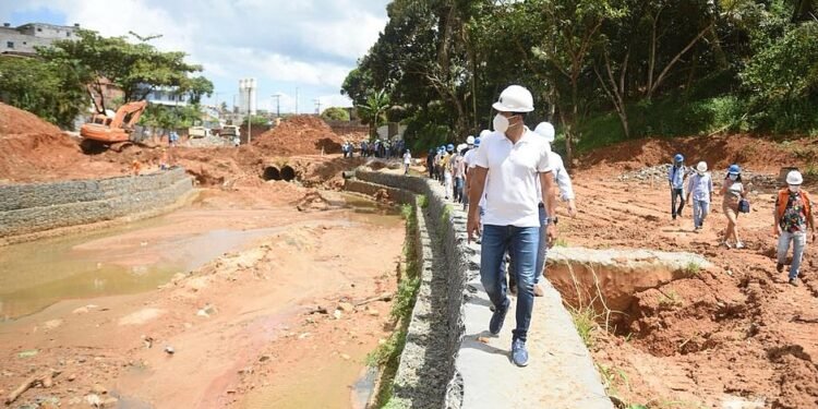 Prefeitura vistoria obras de requalificação do Mané Dendê, no Subúrbio