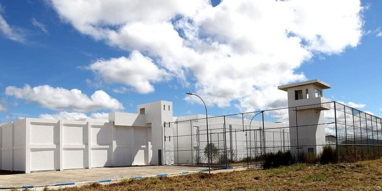 Sete presos fogem do presídio de Eunápolis, no sul da Bahia