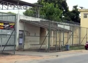 Quatro detentos serram cela e fogem de presídio em Feira de Santana