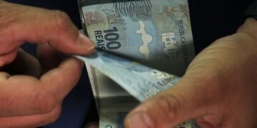 Governo divulga calendário para recebimento do Auxílio Brasil