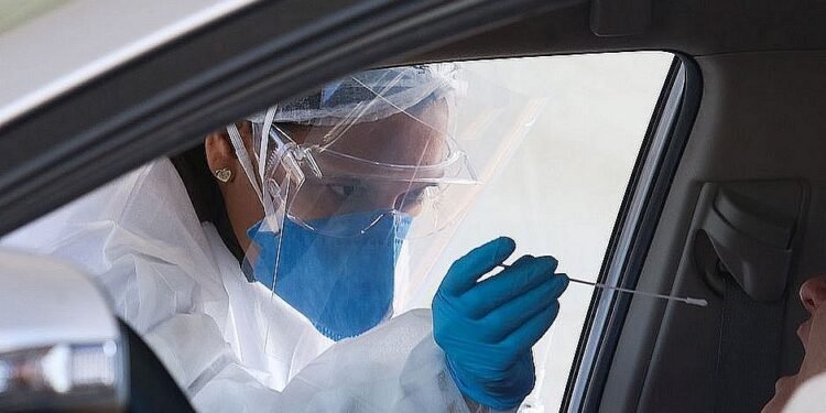 Novo recorde: a cada 100 testes de covid realizados no Lacen, 70 dão positivo