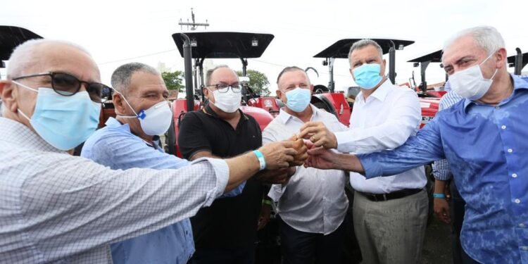 Adolfo Menezes participa, ao lado de Rui Costa, de entrega de ambulâncias, máquinas e tratores agrícolas