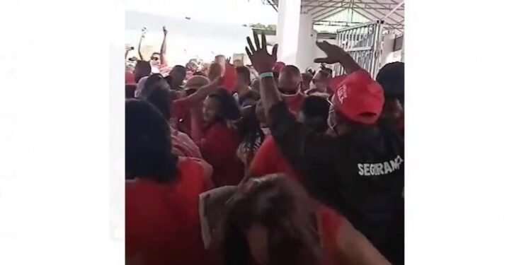 Aperto e confusão marcam chegada de militantes em evento com Lula em Salvador