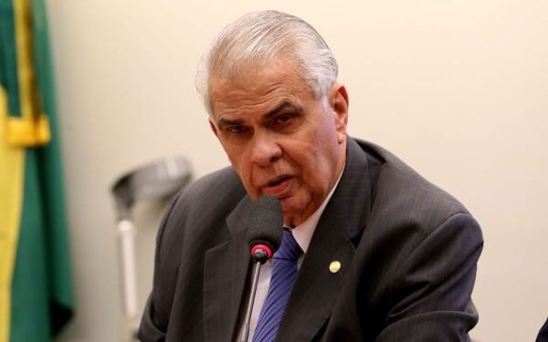 José Araújo renuncia à presidência do PL e se desfilia da sigla