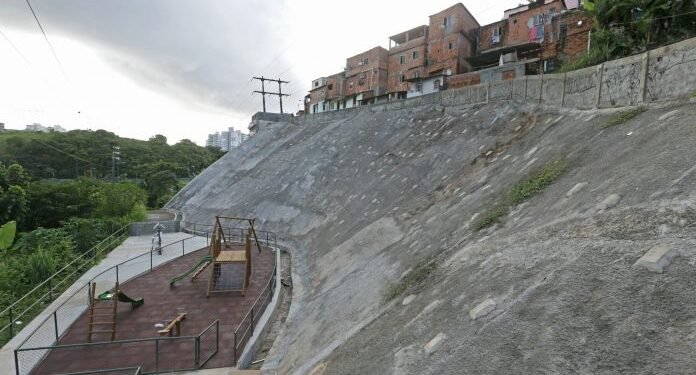 Governo do Estado entrega nova contenção de encosta para moradores de Campinas de Brotas