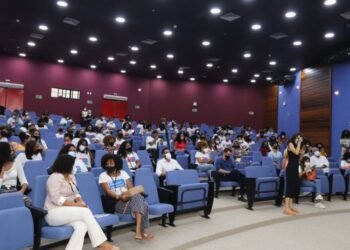 Jovens de Salvador e Camaçari recebem certificados de qualificação profissional