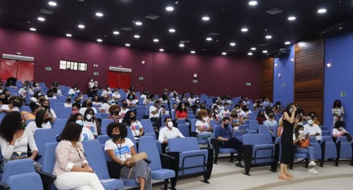 Jovens de Salvador e Camaçari recebem certificados de qualificação profissional