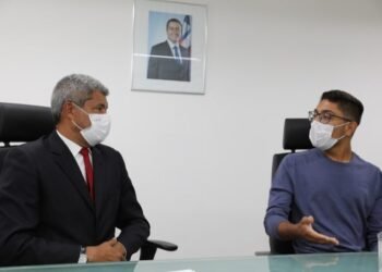 Aprovado em medicina, ex-estudante de escola pública é recebido por secretário da Educação