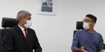 Aprovado em medicina, ex-estudante de escola pública é recebido por secretário da Educação