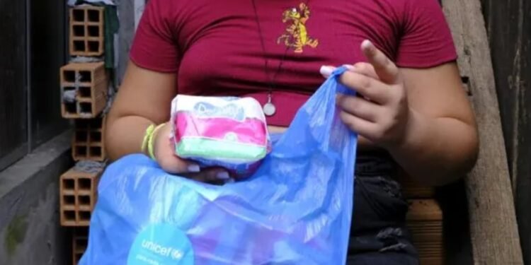 Prefeitura de Candeias distribui absorventes para estudantes