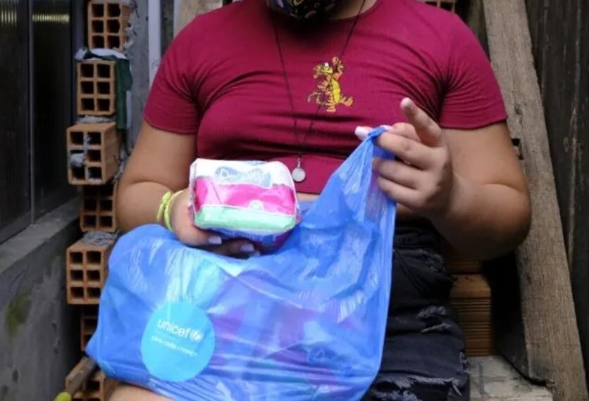 Prefeitura de Candeias distribui absorventes para estudantes