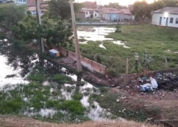 População de Xique convive com água misturada a esgoto