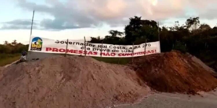 Manifestantes usam areia para bloquear BA-270