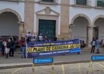 Guardas municipais fazem manifestação em frente à prefeitura