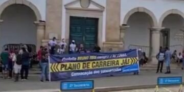 Guardas municipais fazem manifestação em frente à prefeitura