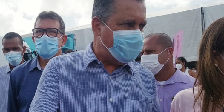 Uso de máscaras em ambientes abertos pode ser liberado em abril, diz Rui