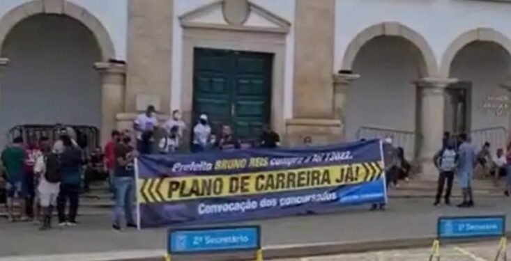 Guardas municipais fazem manifestação em frente à prefeitura