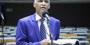 Projeto de Pastor Isidório que restringe uso da palavra bíblia não chega à votação