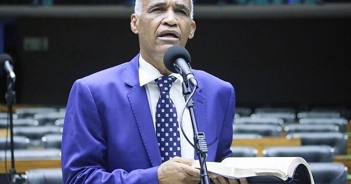 Projeto de Pastor Isidório que restringe uso da palavra bíblia não chega à votação