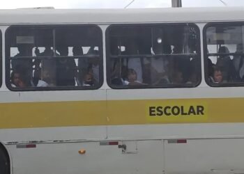 Pais reclamam de superlotação no transporte escolar
