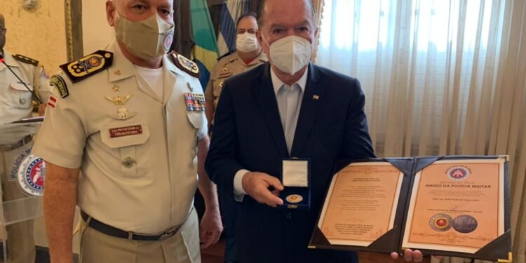 Vice-governador João Leão recebe homenagem da PM baiana