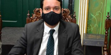 André Fraga condena poluição de praias: “Coelba e Embasa deveriam receber multa milionária”