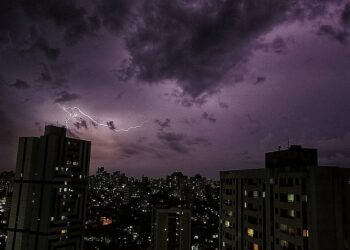 Cerca de 160 raios caíram em Salvador em 12h