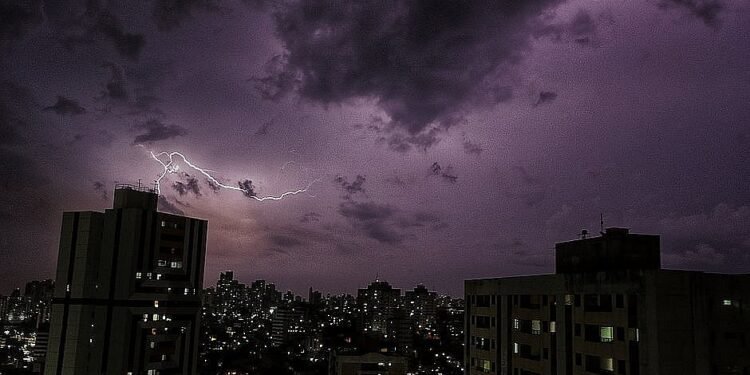 Cerca de 160 raios caíram em Salvador em 12h