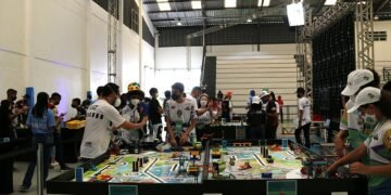 Estudantes de escolas públicas e privadas disputam torneio de robótica em Salvador